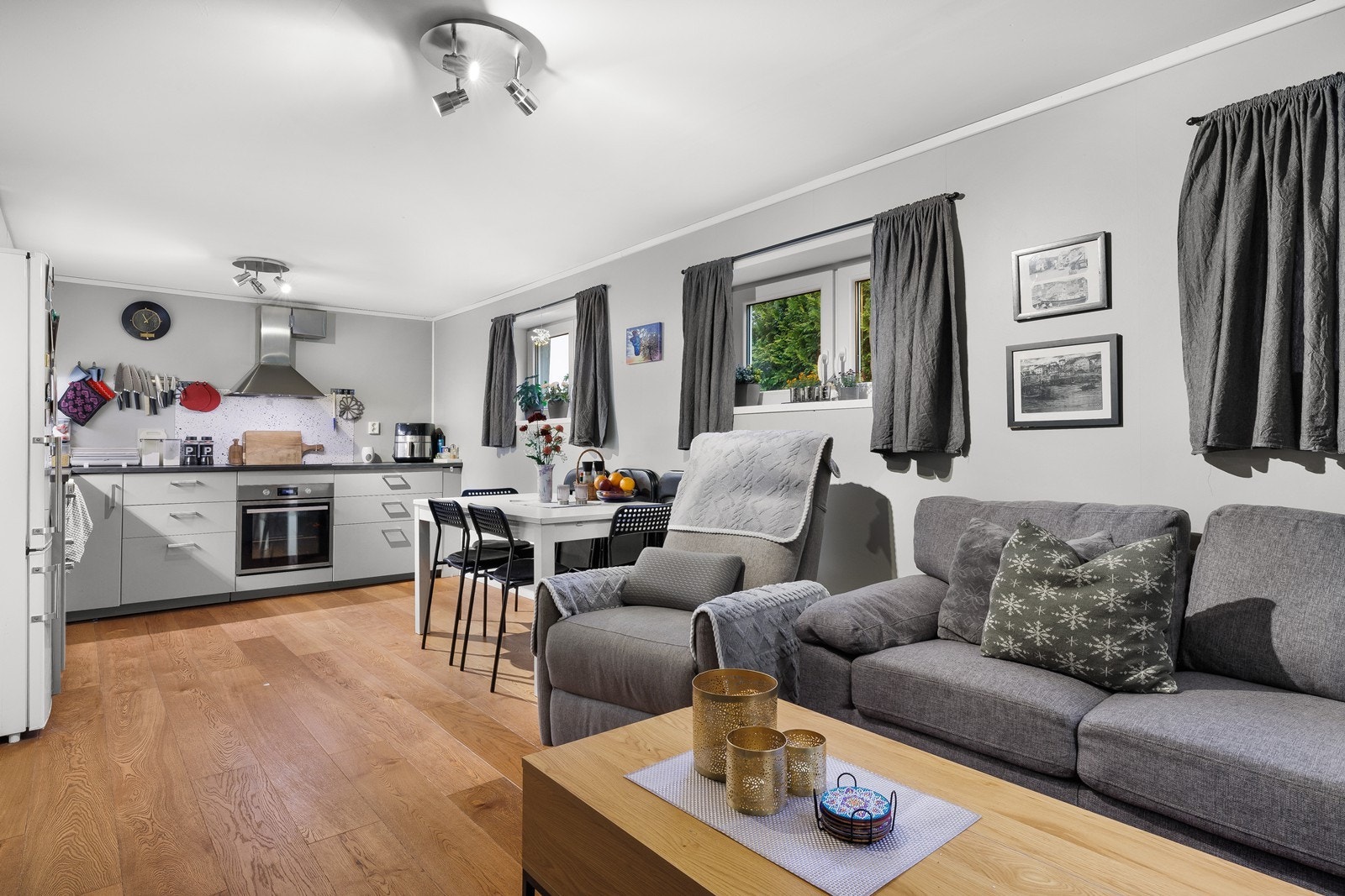 Lunt allrom med plass til både spisebord og sittegruppe. Galleribilde