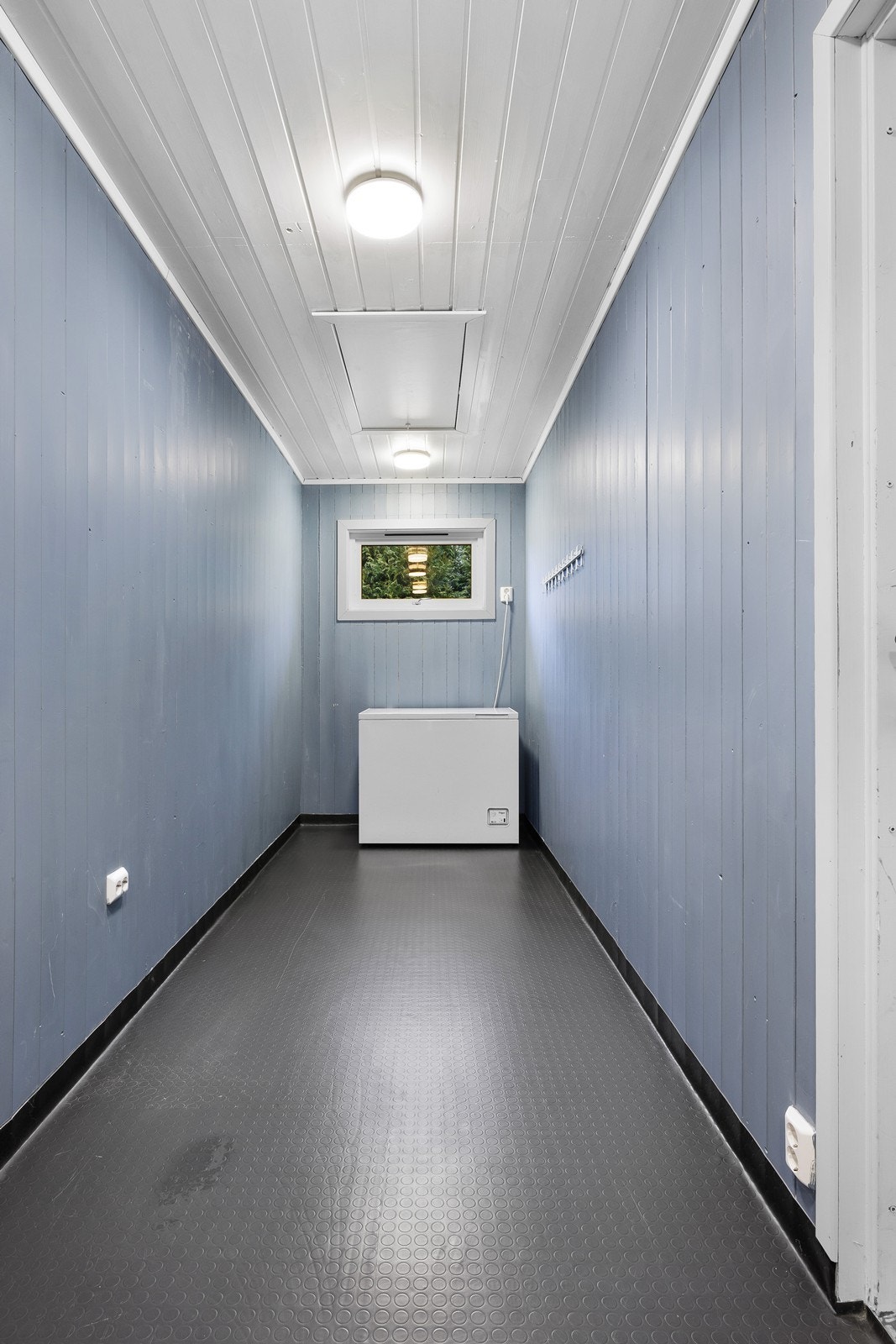 En luksus i hverdagen med direkte adkomst fra både inne, ute og garasje. Luke til lagringsloft i tak. Galleribilde