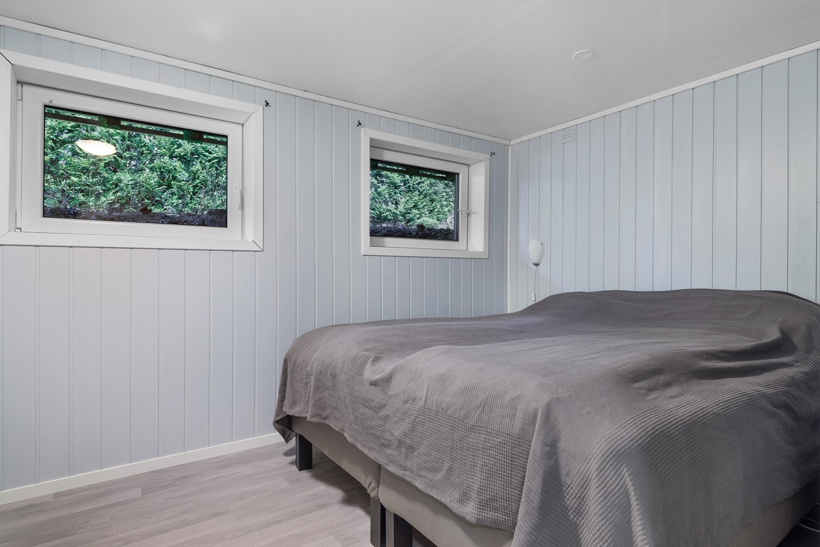 Romslig soverom* med plass til stor seng og garderobeløsning. *se punkt under ferdigattest i salgssoppgaven, Galleribilde