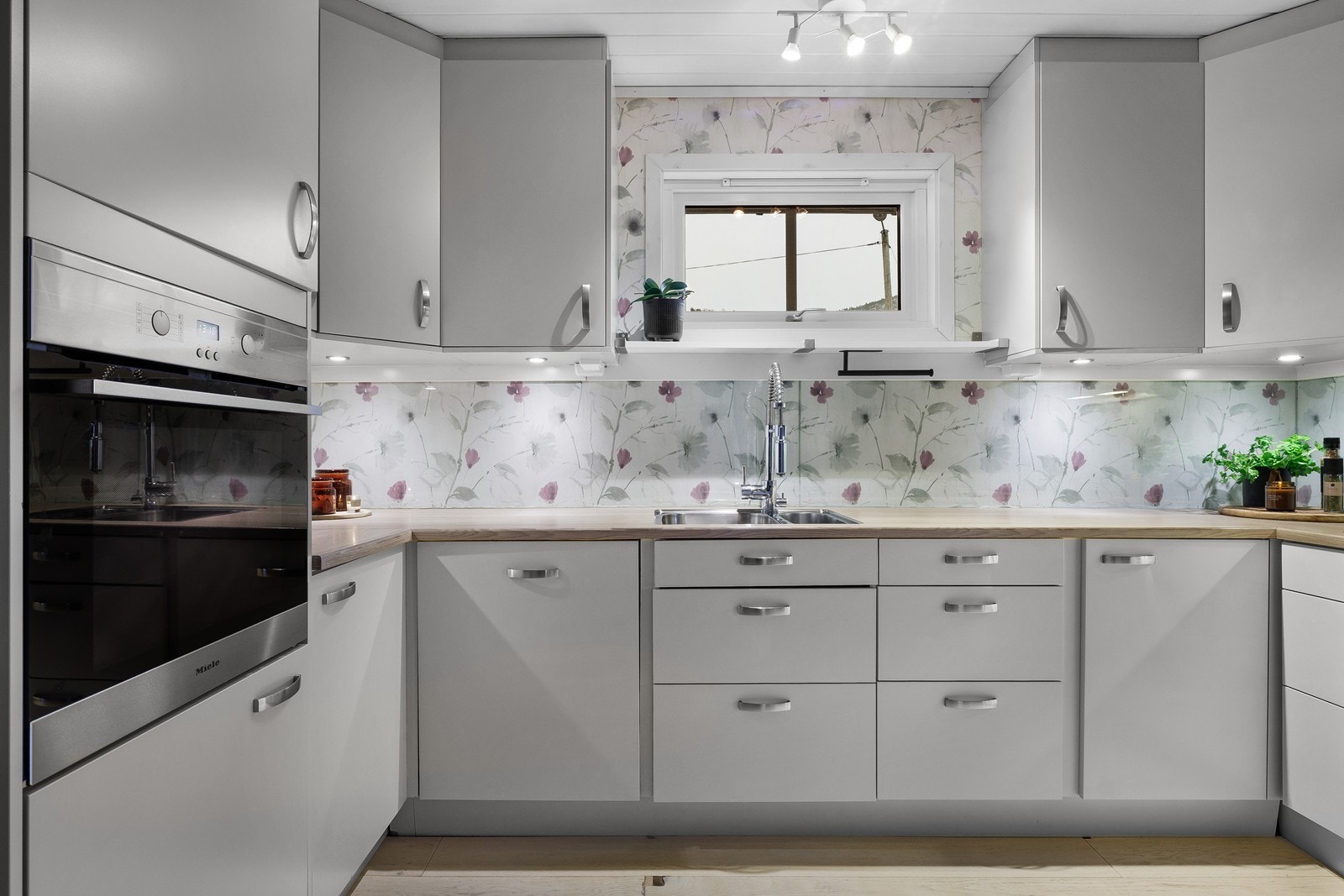 Rikelig med skap- og benkeplass i et tidløst design. Integrert, platetopp, stekeovn og oppvaskmaskin. Galleribilde