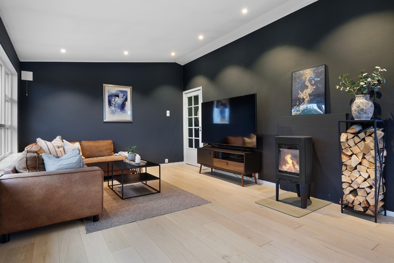 Rommet inviterer til både sosiale sammenkomster og rolige kvelder. Malt i behagelige og moderne farger. Galleribilde