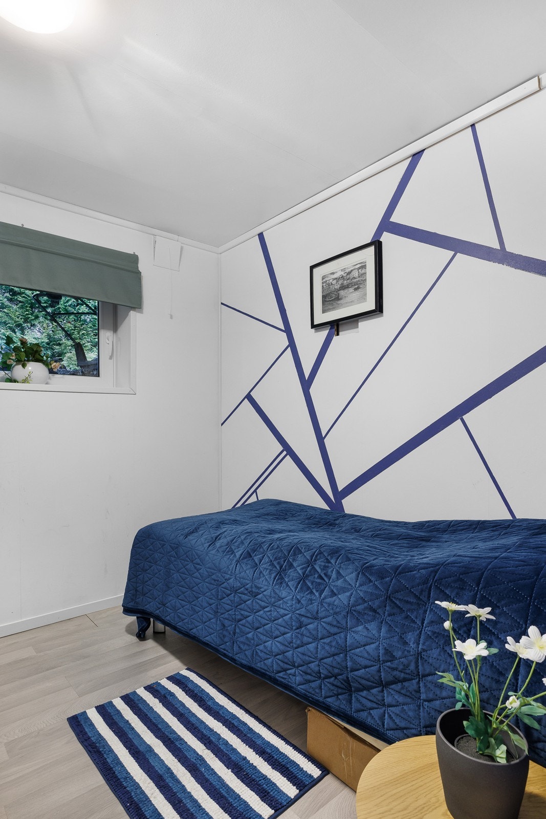 Perfekt barnerom eller gjesterom* med dekorativ kontrastvegg. Galleribilde