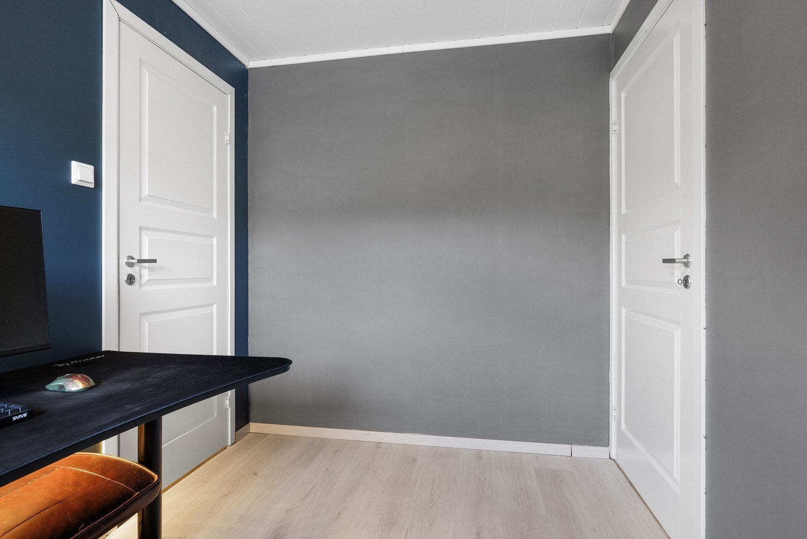 Soverom/kontor/hobbyrom med direkte adkomst til vaskerom. Galleribilde