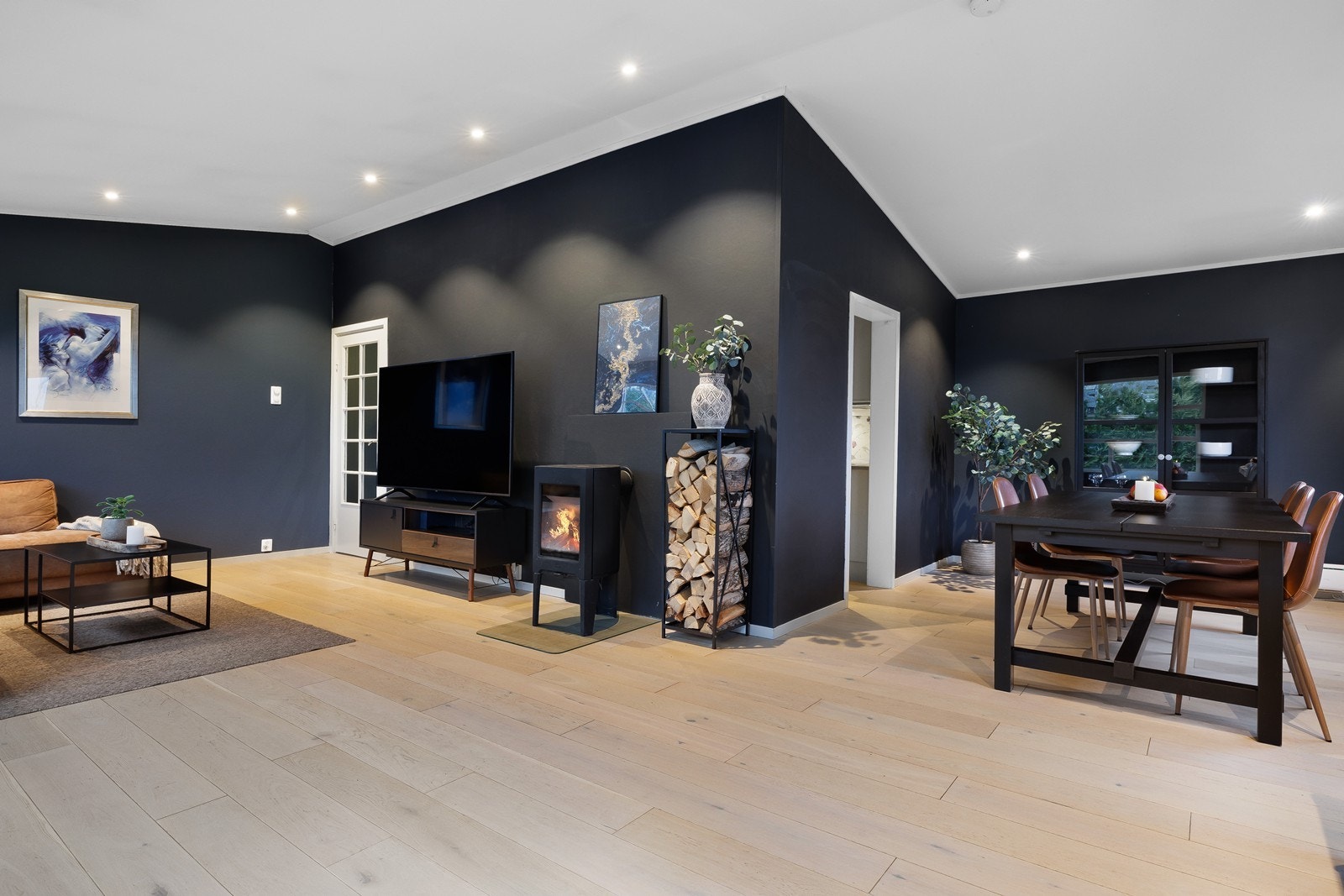 Naturlig plass til romslig spisebord like ved kjøkkenet. Galleribilde