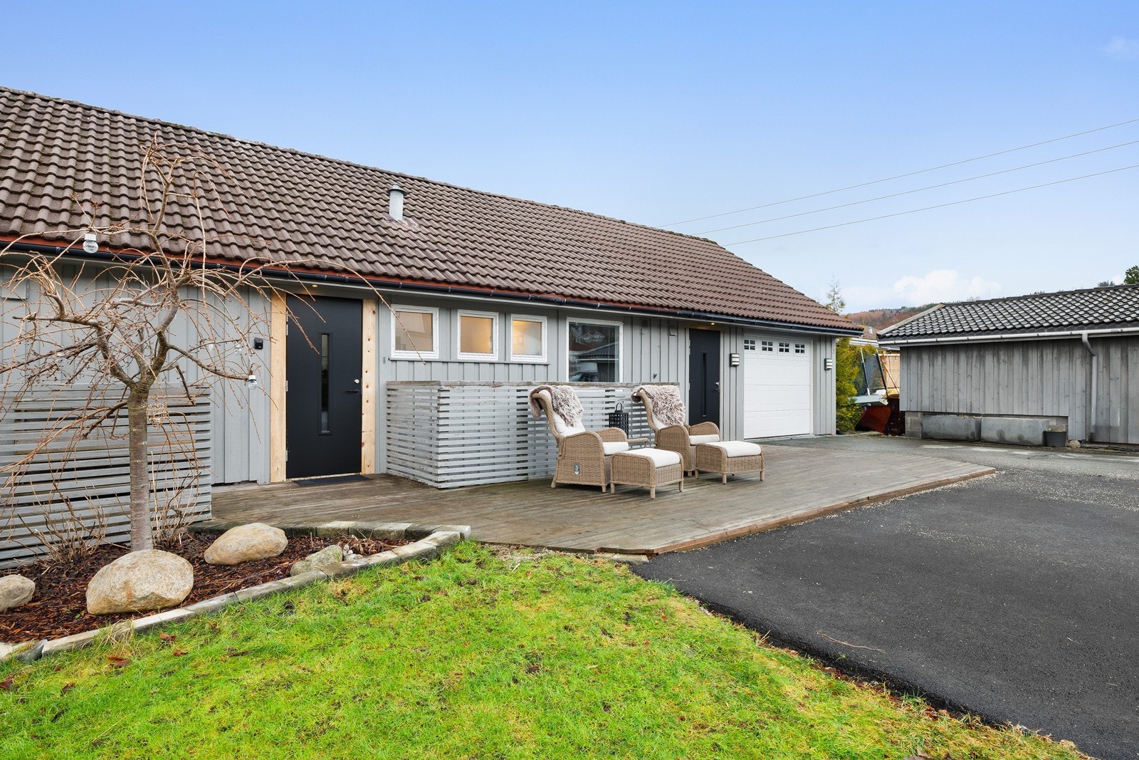Pent og praktisk inngangsparti med god plass til sittegruppe og godt me parkeringsmuligheter. Galleribilde