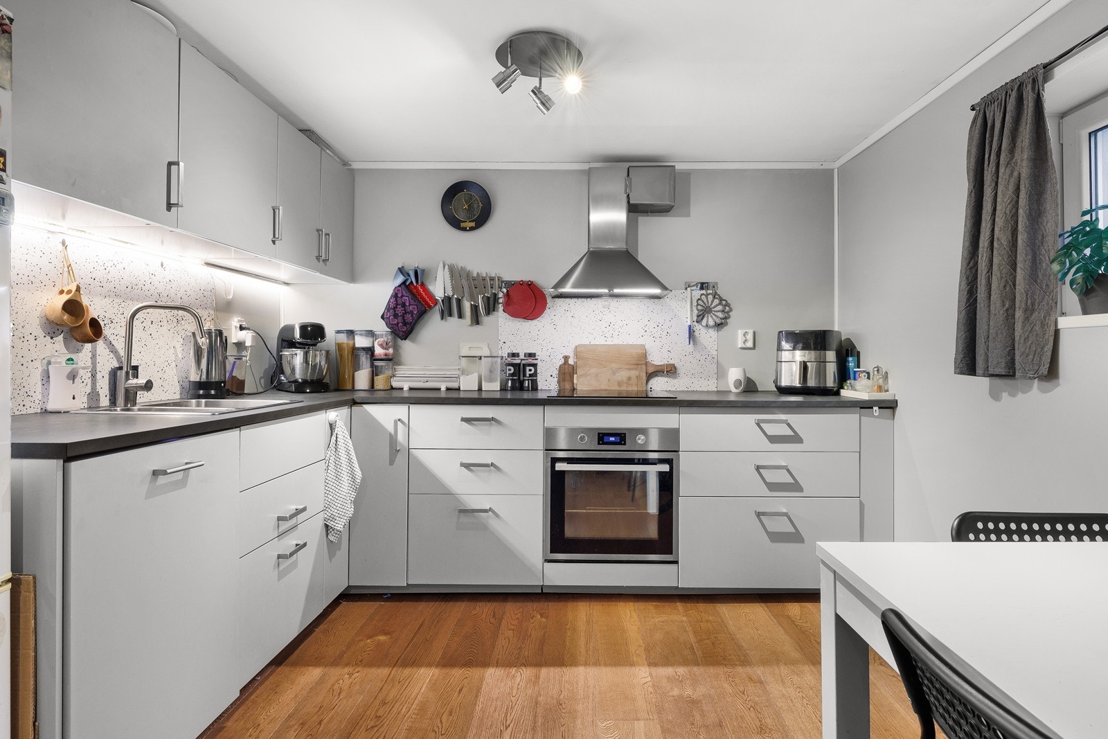 Stilrent kjøkken med romslige arbeidsflater. Galleribilde