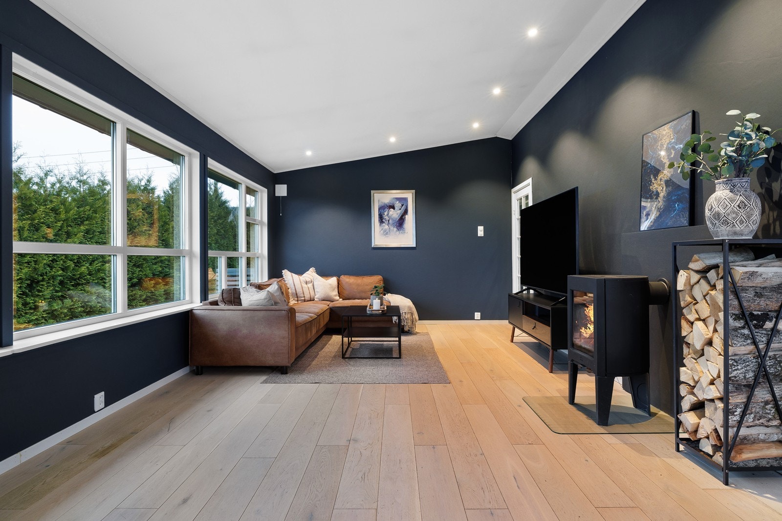 Romlsig og åpen stue med store vinduer som slipper inn rikelig med lys. Galleribilde