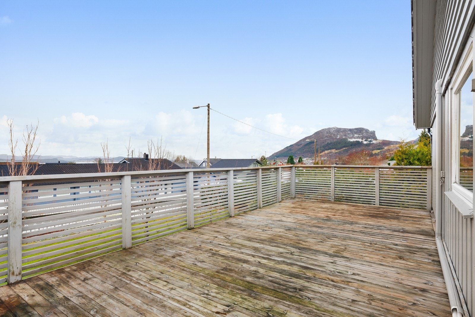 God plass til både loungemøbler og spisegruppe. Fin utsikt ut mot flotte Barkafjellet og Ryfylkebassenget. Galleribilde