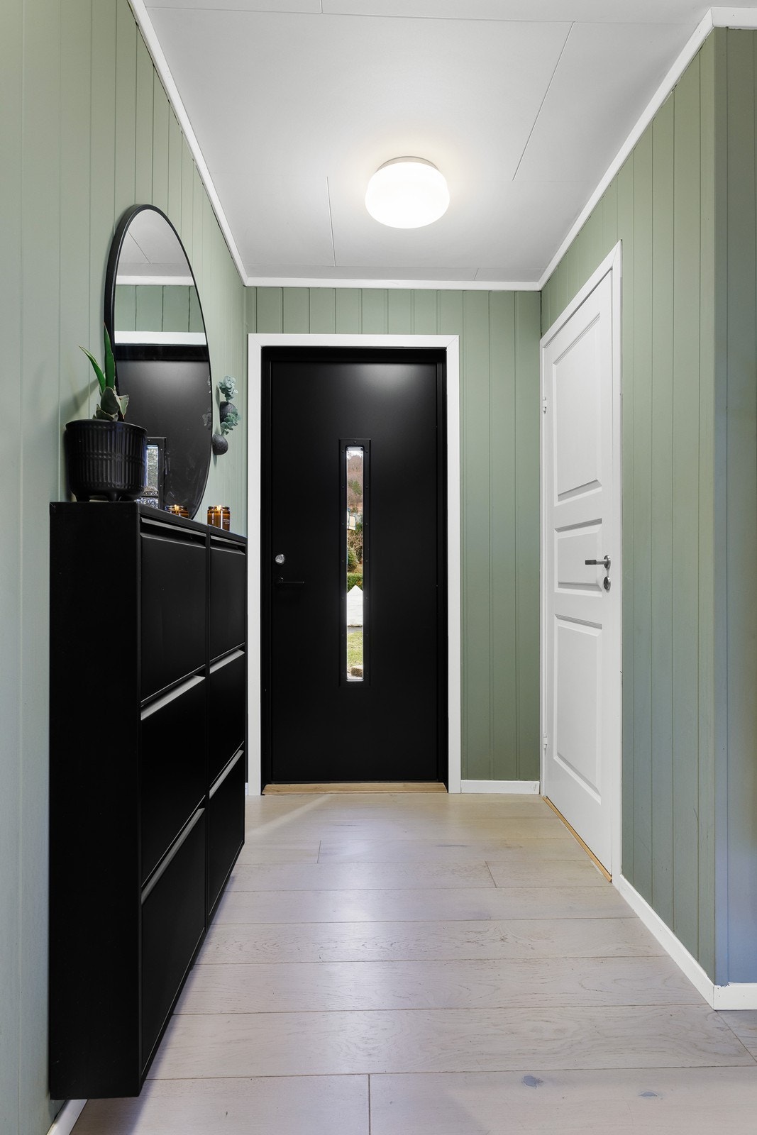 Velkommen inn - Innbydende inngangsparti med moderne uttrykk. Praktisk sko-oppbevaring på vegg. Galleribilde