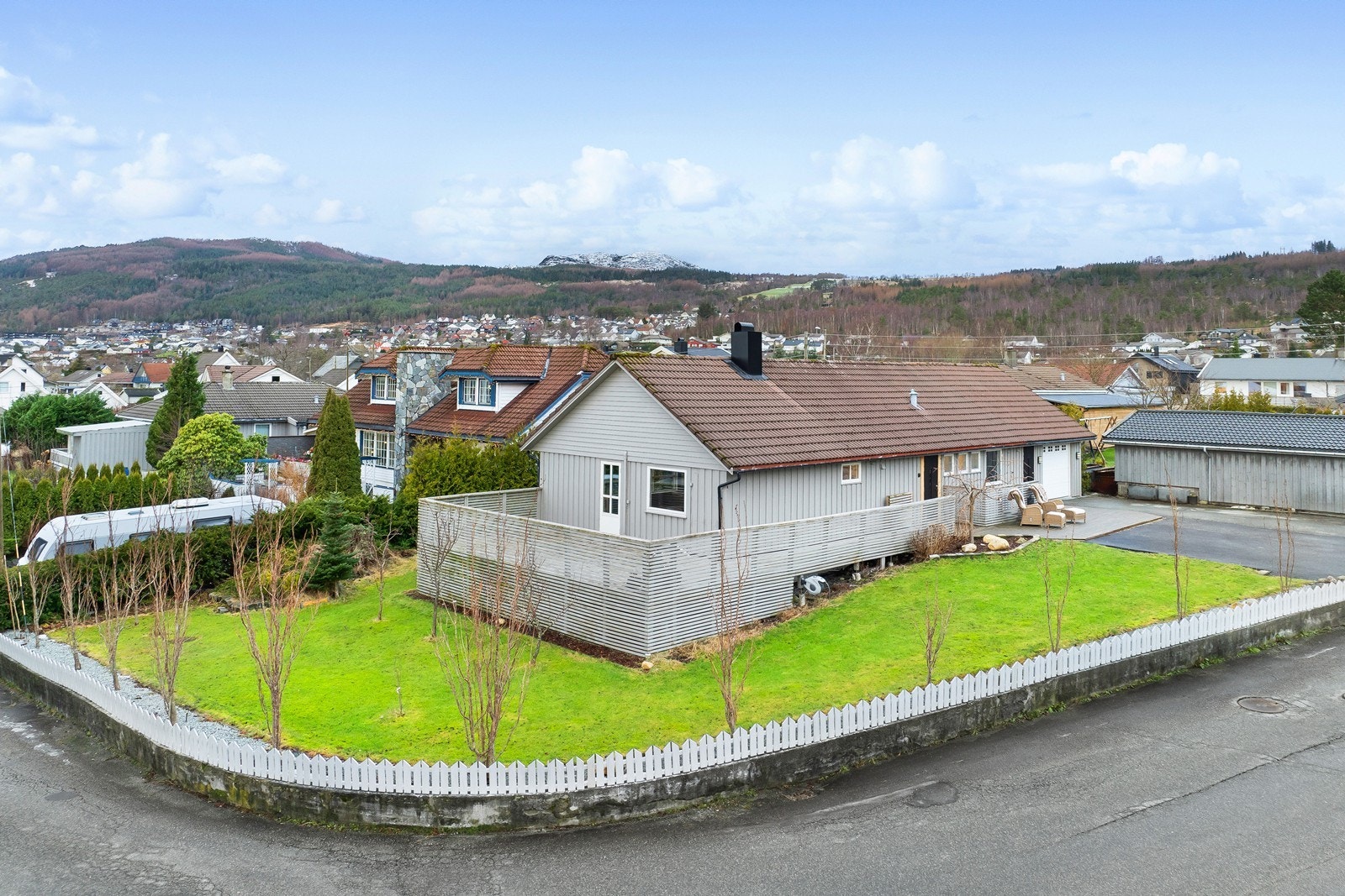 Koselig og innholdsrik enebolig med en attraktiv beliggenhet i et stille boligfelt på Jørpeland, med kort vei til skole, barnehage, butikker og flotte turområder. Galleribilde