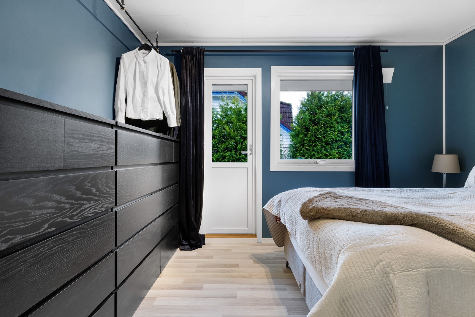 Soverom med rolig atmosfære og gjennomført fargevalg. Galleribilde