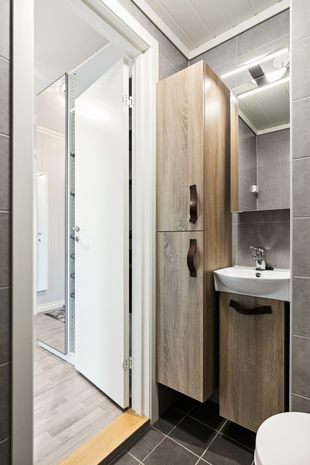 På badet er det dusj, toalett, servant med innredning, samt opplegg for vaskemaskin Galleribilde