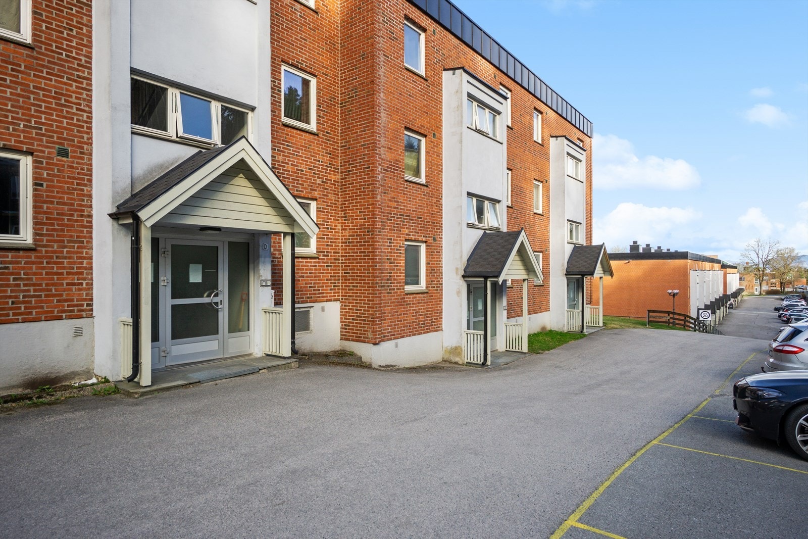 Gode parkeringsmuligheter ved blokka. Egne plasser for lading av elbil Galleribilde