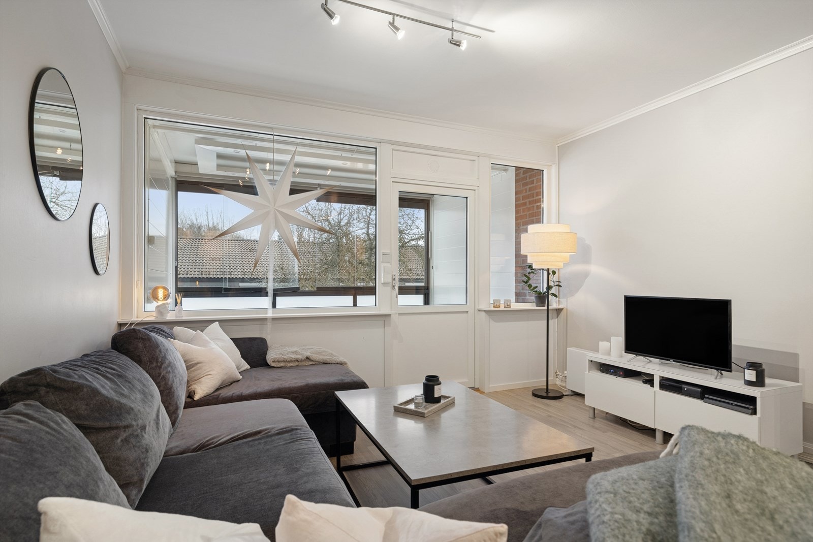 Fra stuen er det utgang til stor innglasset balkong Galleribilde