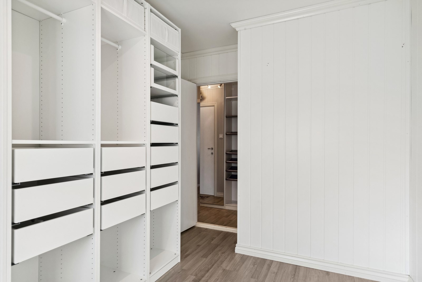 Soverom med medfølgende garderobeskap Galleribilde