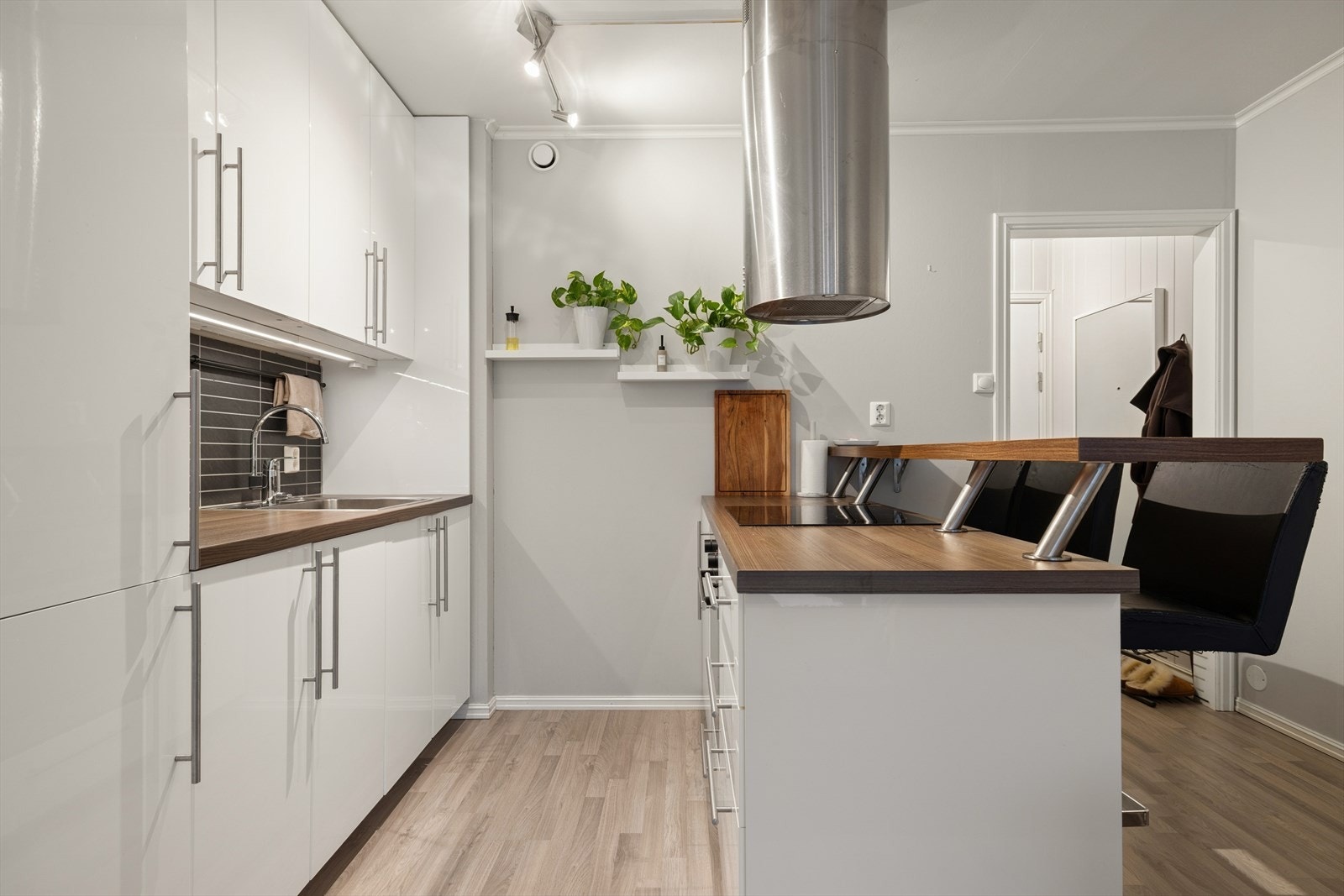 Praktisk kjøkkenøy med barløsning Galleribilde