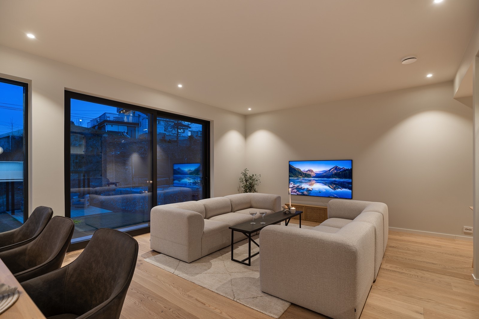 Store vindusflater som gir god romfølelse Galleribilde