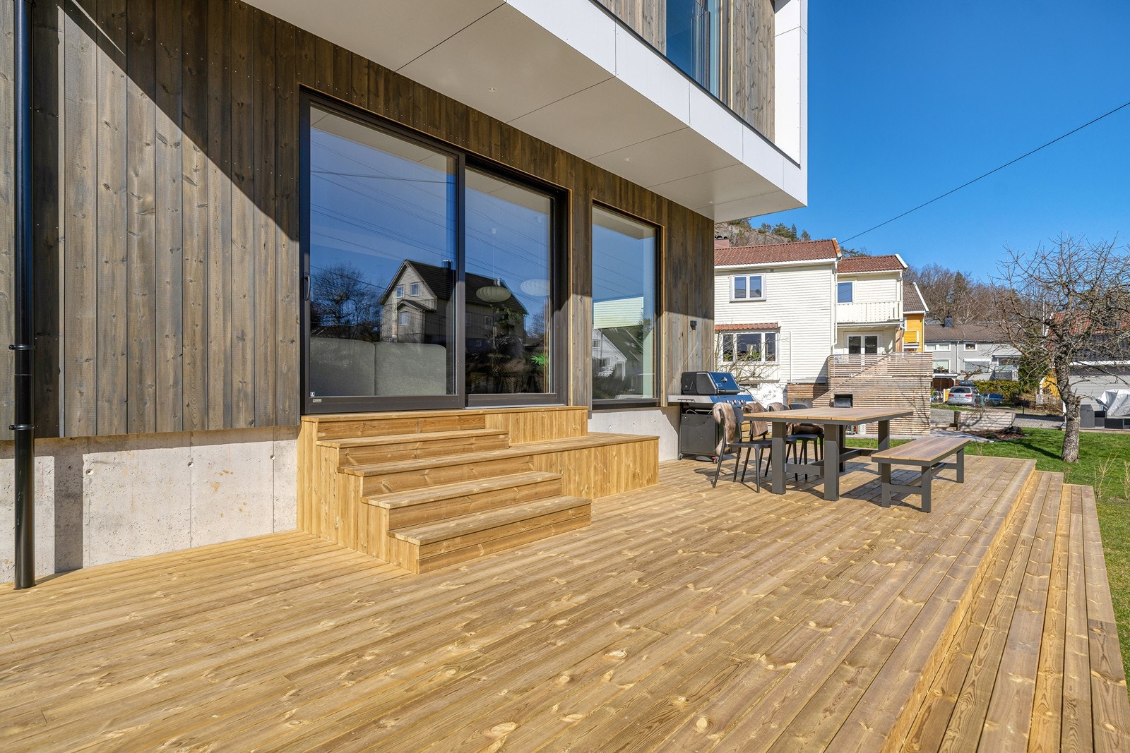 Stor og deilig terrasse med sol hele dagen Galleribilde