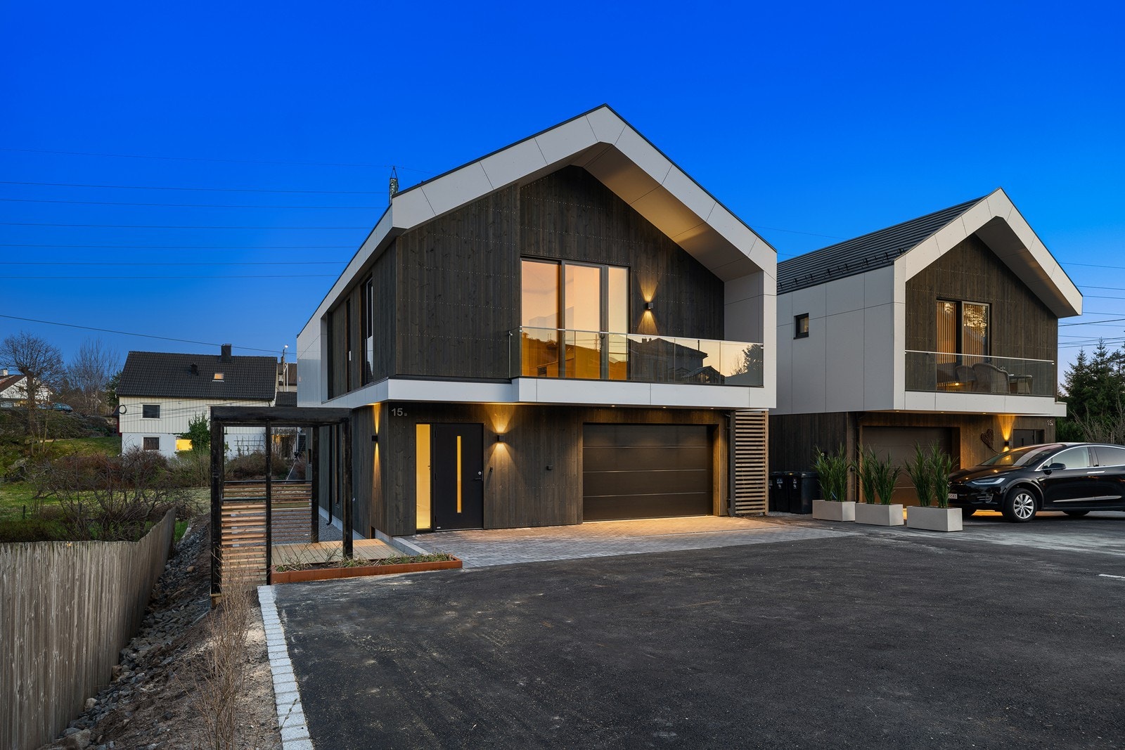 Romslig, asfaltert gårdsplass med plass til mange biler Galleribilde