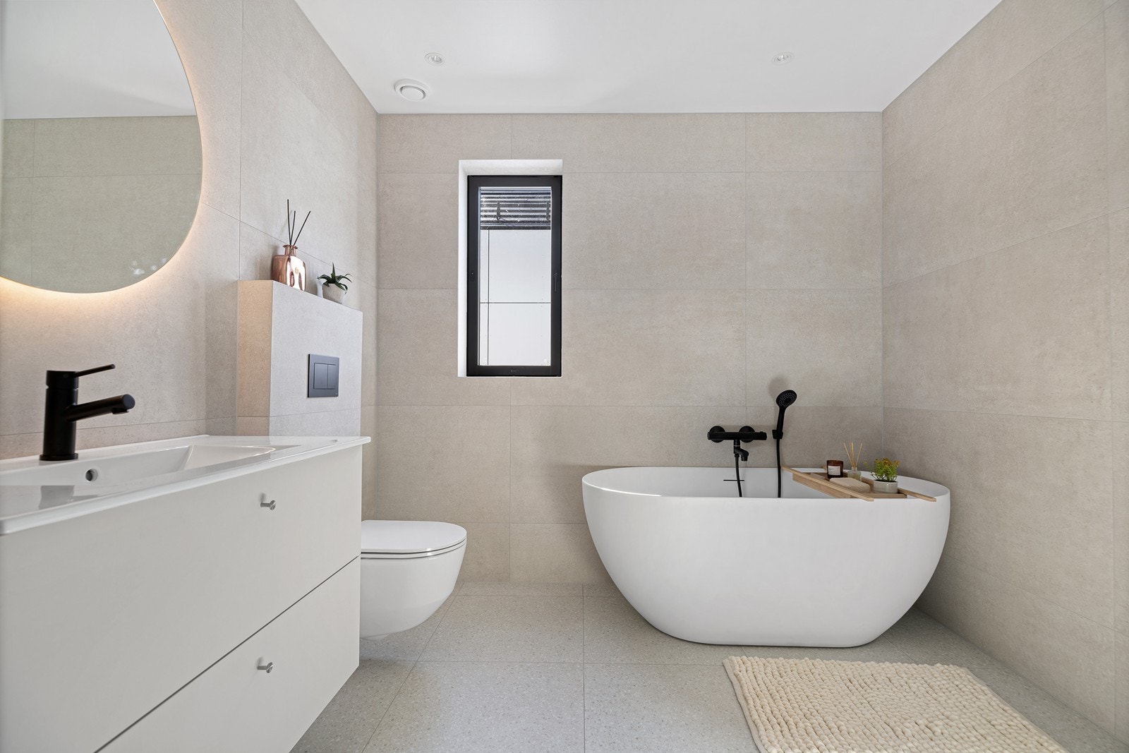 Lekker hovedbaf som er innredet med servant, badekar, vegghengt toalett og dusjhjørne Galleribilde