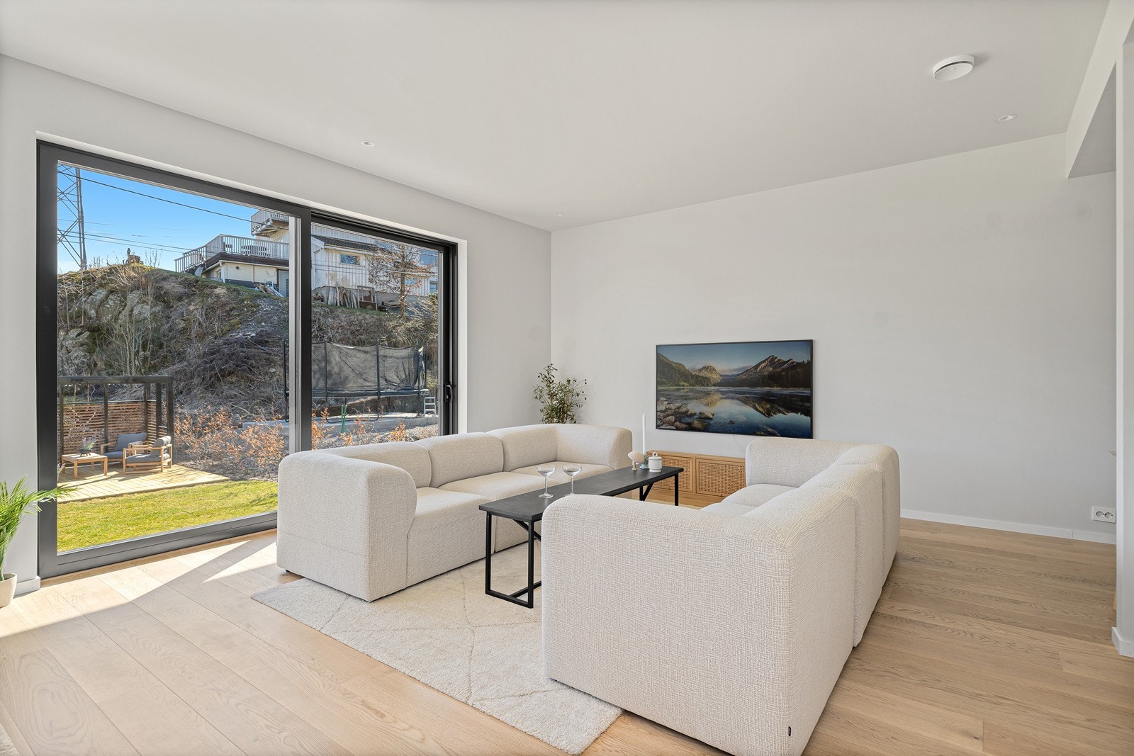 God plass til TV og sittegruppe i denne delen av stua Galleribilde