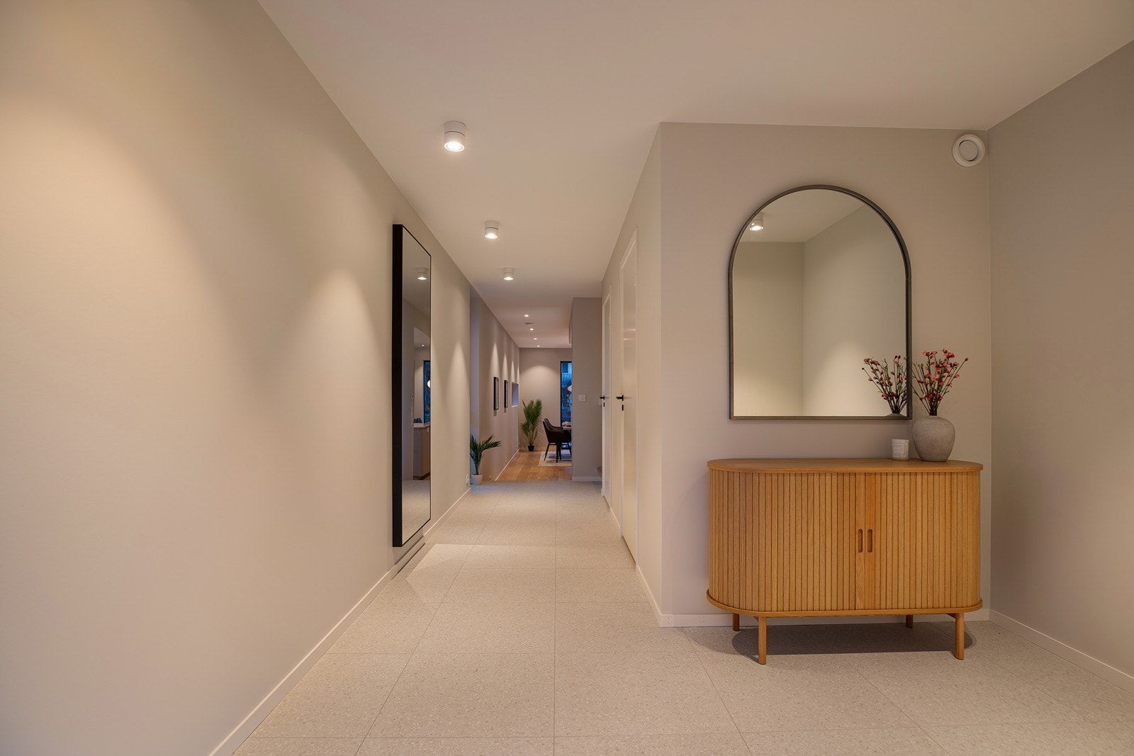 Romslig og flott, fliselagt entre Galleribilde