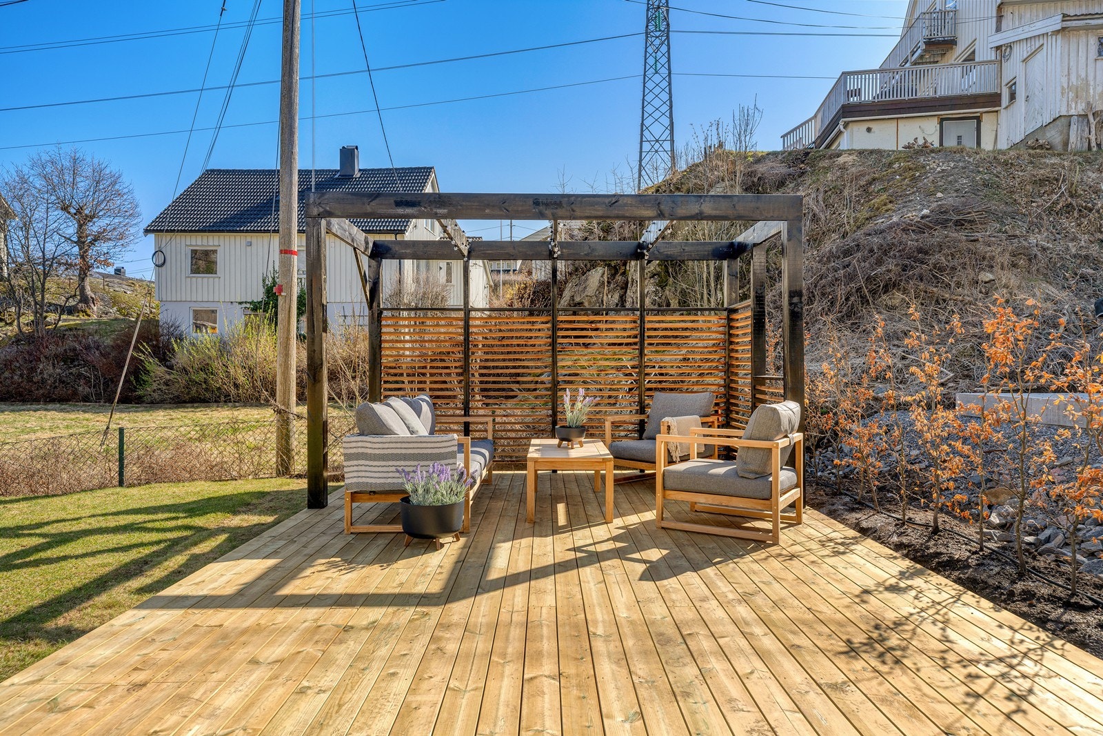 Nydelig uteplass med platting og pergola! Galleribilde