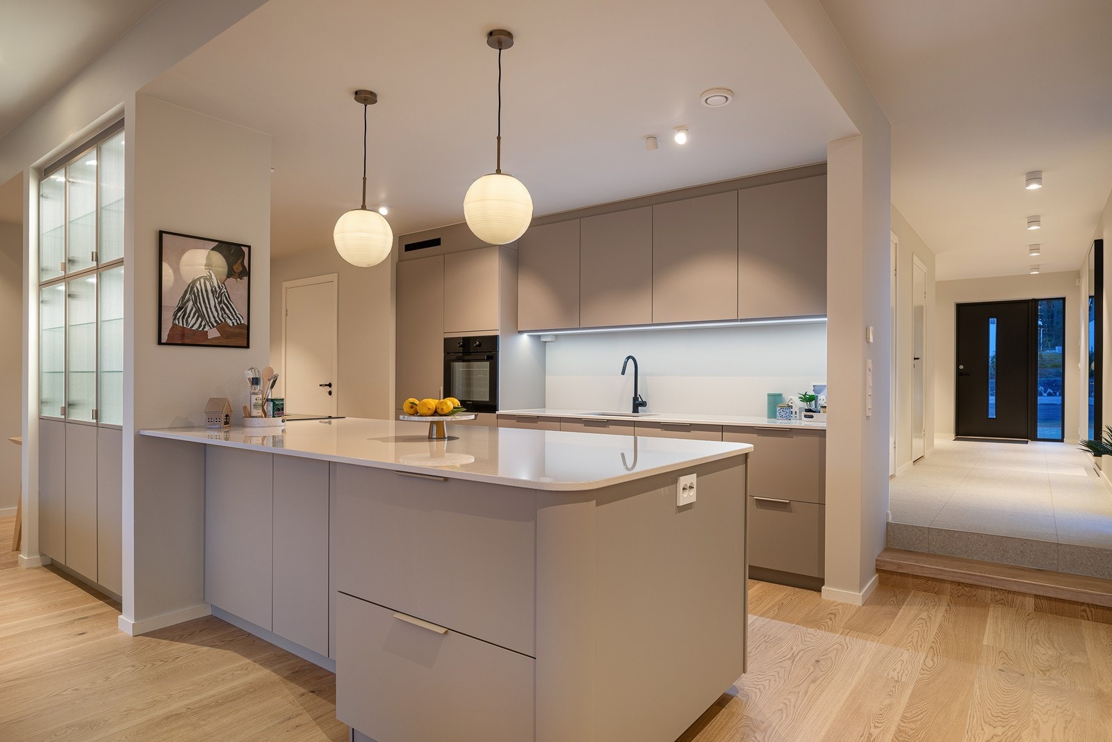 Flott barløsning som gir mye benkeplass og muligheter på kjøkkenet - Perfekt når man har besøk av gjester, eller ved frokost. Galleribilde