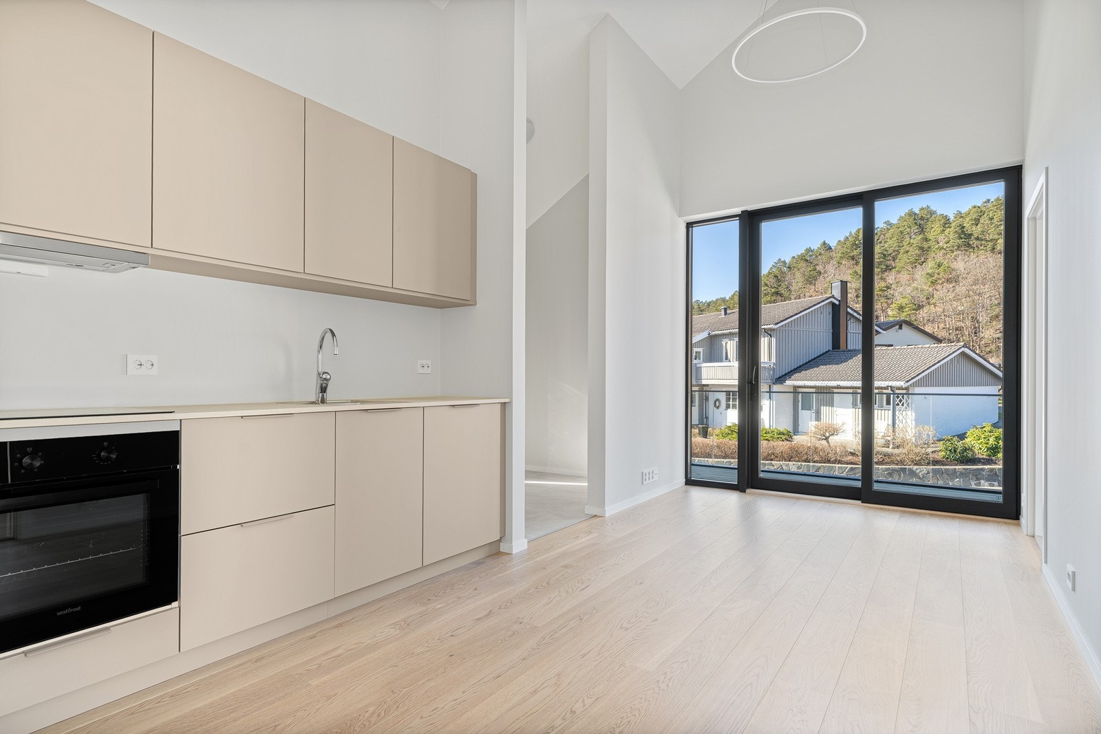 Utgang til balkong fra stua Galleribilde