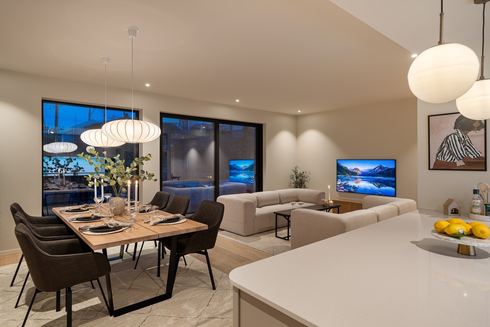 Nydelig kjøkken Kvik kjøkken med integrerte hvitevarer og steinplate - Boligen er utført i gjennomtenkte og lekre detaljer Galleribilde