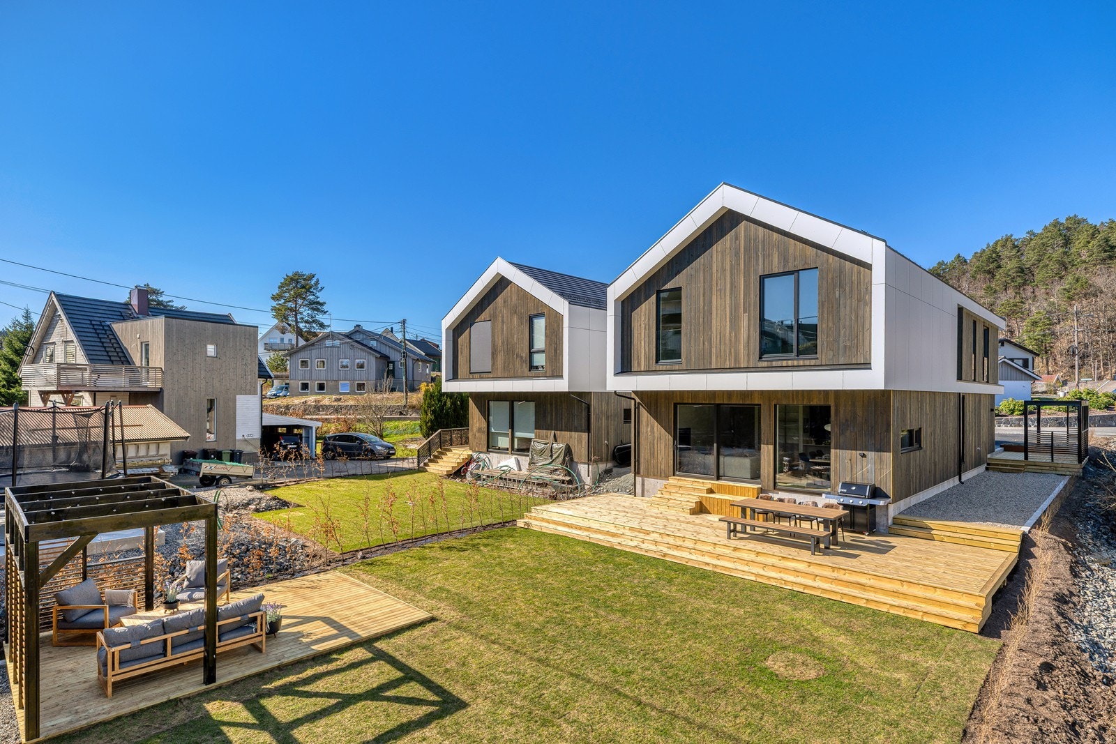 Svært flott uteplass og god boltreplass til hele familien - to terrasser og pergola! Galleribilde