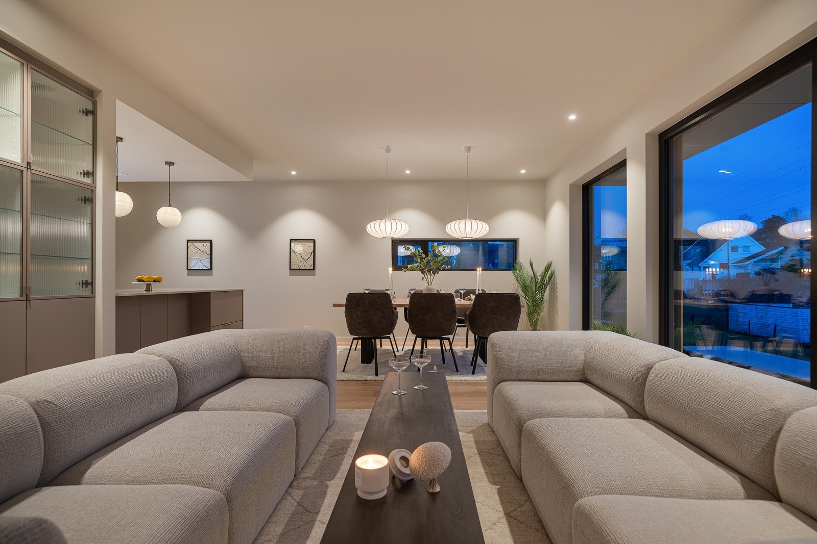 Romslig stue med store vindusflater som gir rommet mye lys og en god romfølelse! Galleribilde