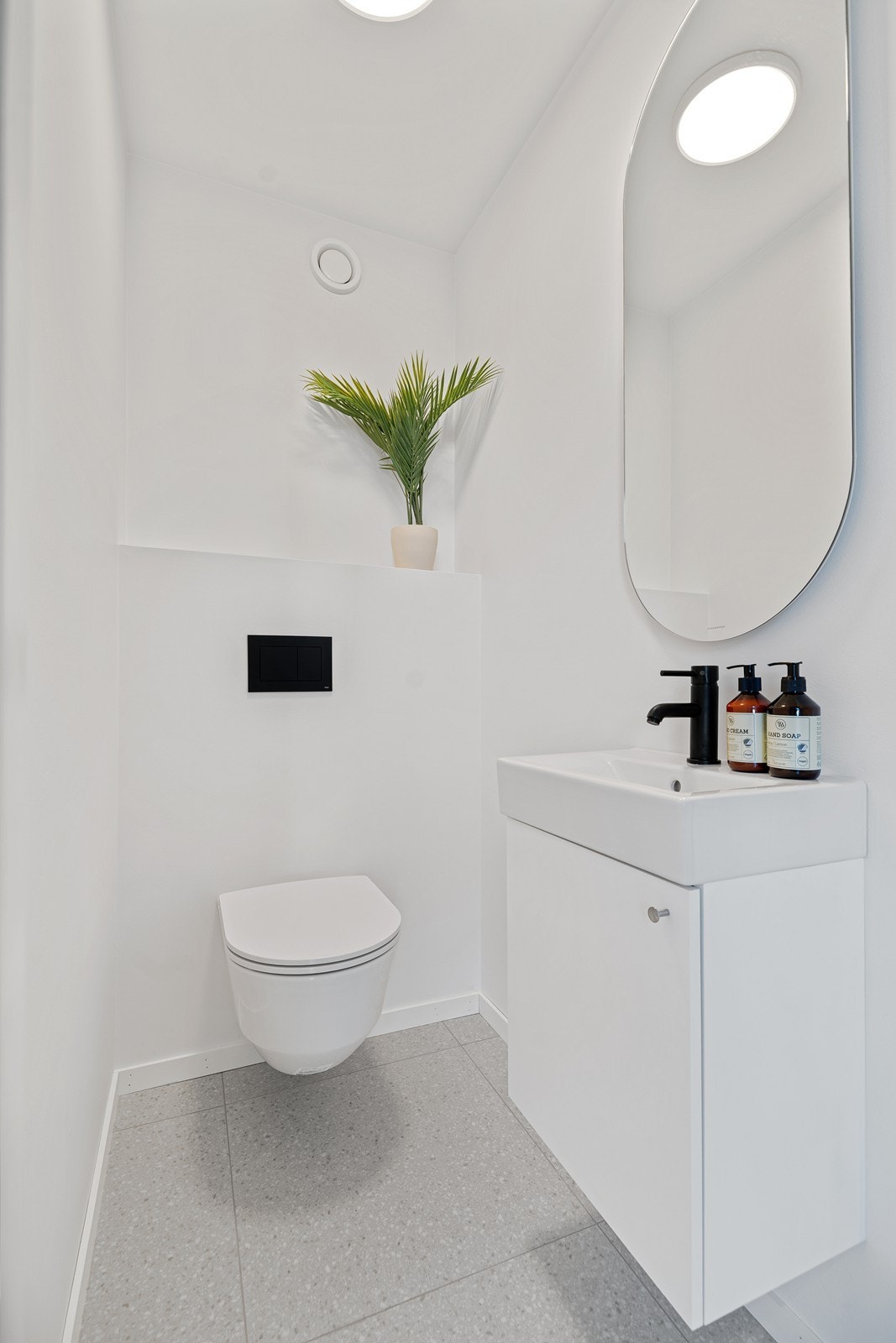 Eget separat toalett i 1. etasje Galleribilde