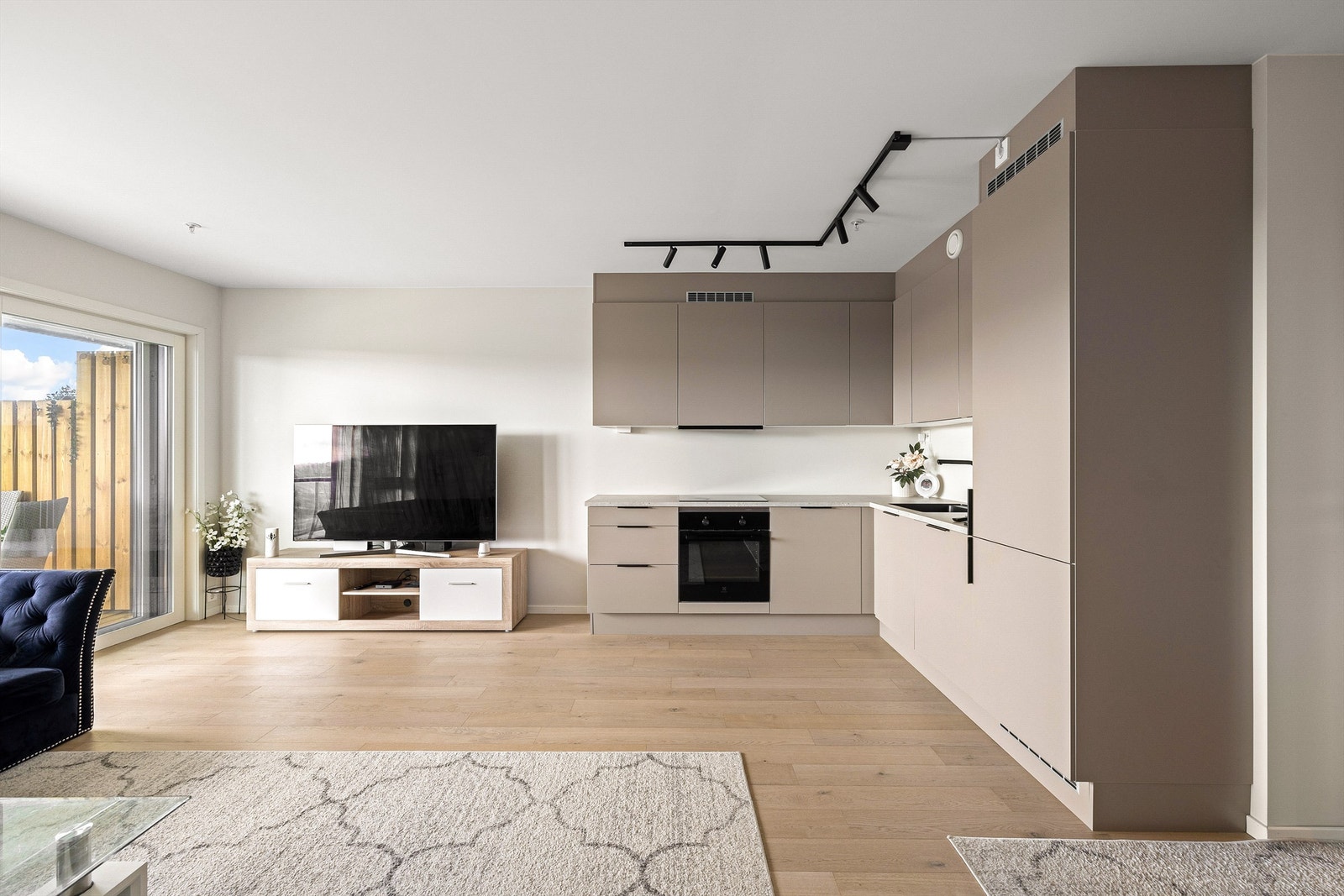 Leiligheten er oppført med moderne standard og gulvvarme i flere rom, stuen inkludert. Galleribilde