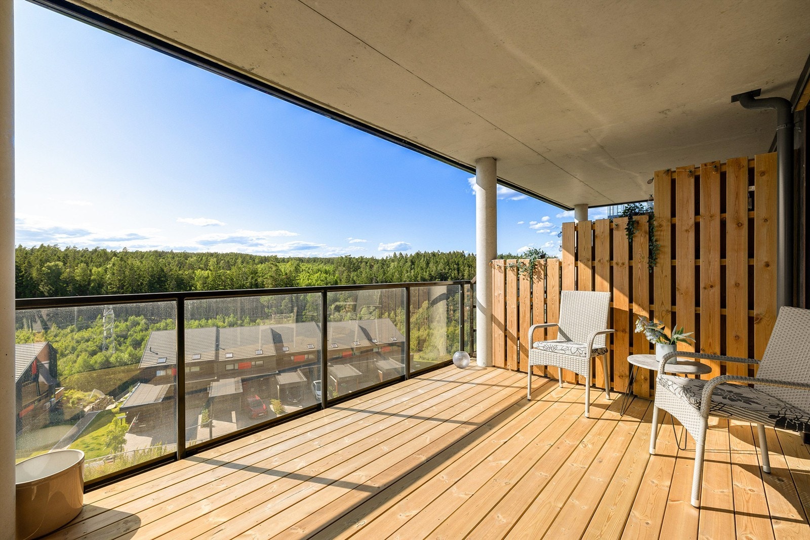 Sen kveld kan du se ut på vakre solnedganger bak marka. Sommerstid er det sol på denne siden allerede fra tidlig ettermiddag. Galleribilde