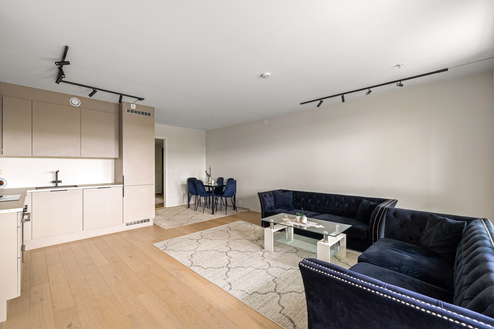 Spotskinner besørger god belysning til både kjøkkenbenkene og stuen. Belysningen kan dimmes. Galleribilde