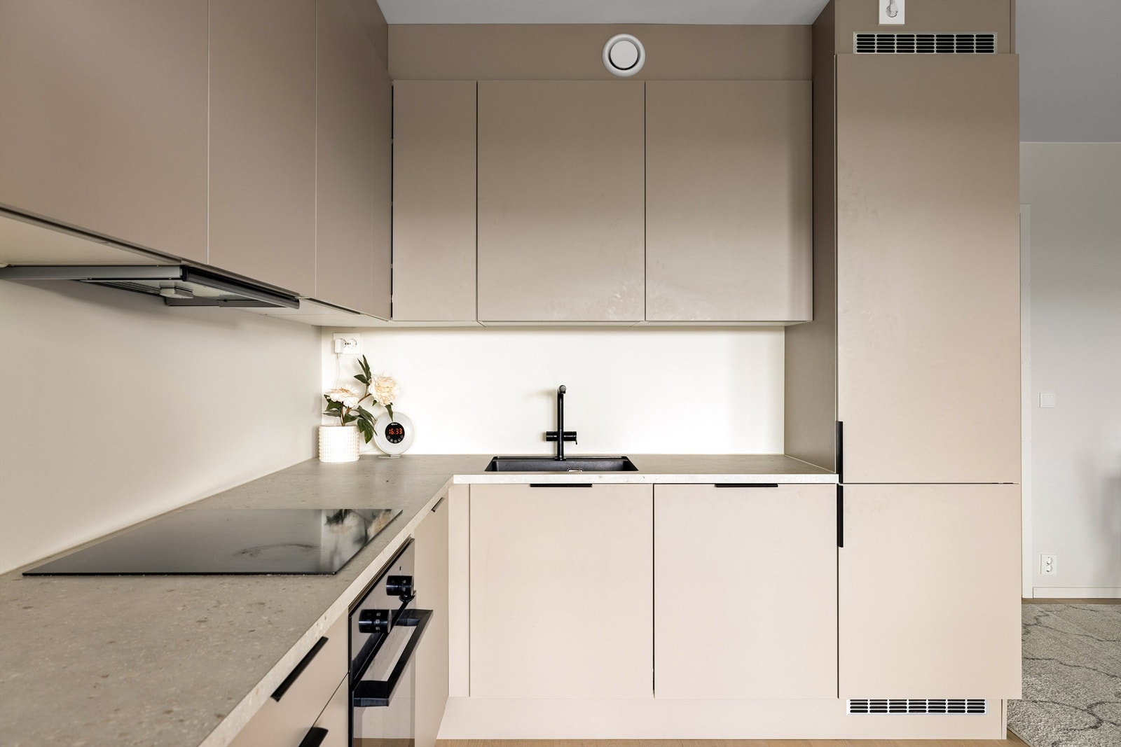 Kjøkkenets hvitevarer er alle integrert. Vasken er i kompositt og underlimt benkeplaten. Galleribilde