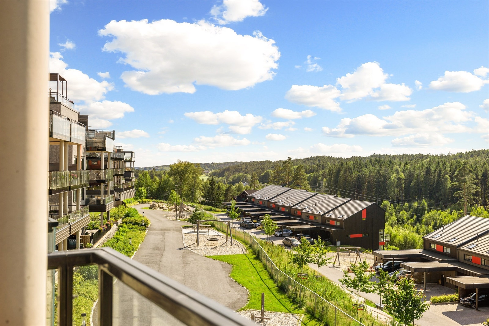 Den luftige høyden av tredje etasje sikrer flott utsikt til marka over de parkmessige og fredelige fellesarealene i Rådalslia. Galleribilde