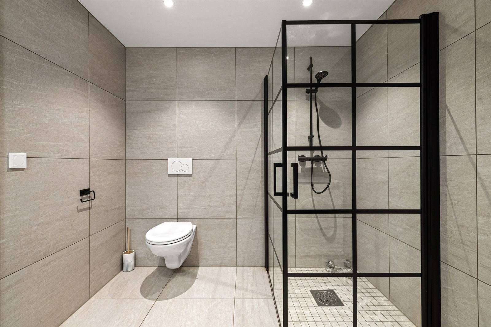 Dusjhjørnets lekre glassdører kan svinges inn for å maksimere den tilgjengelige gulvflaten på badet. Galleribilde