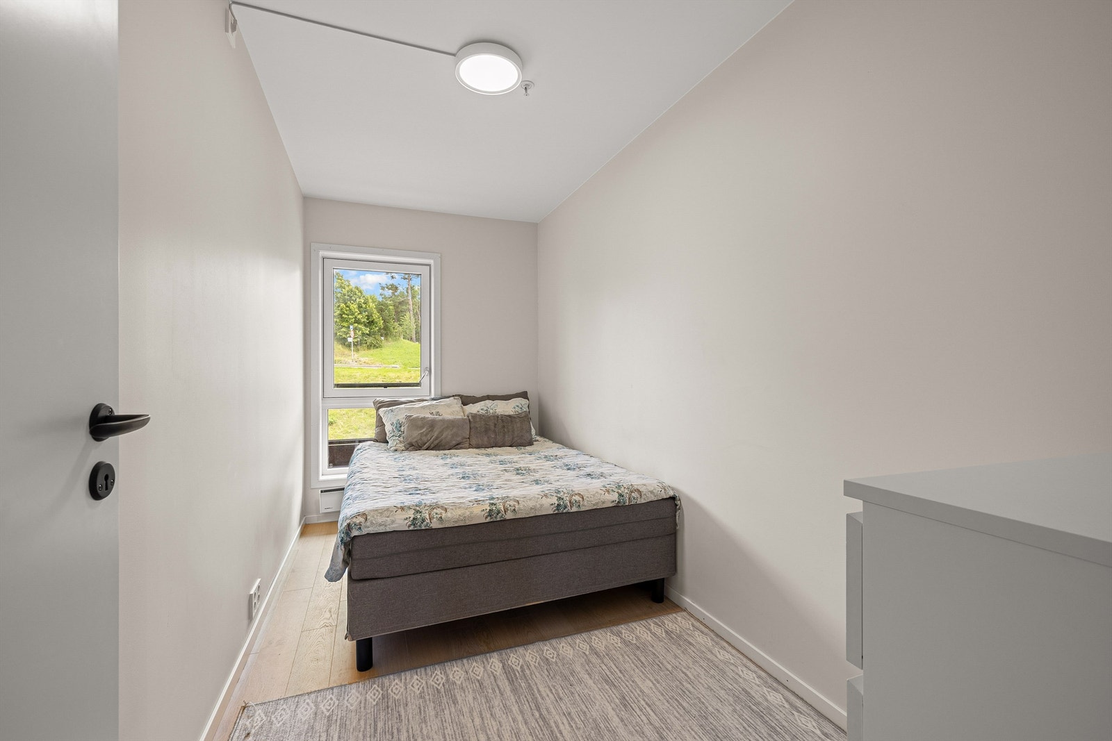 Vindu mot øst innebærer at soverommene ikke er eksponert for varmende sol på ettermiddag eller kveld. Galleribilde