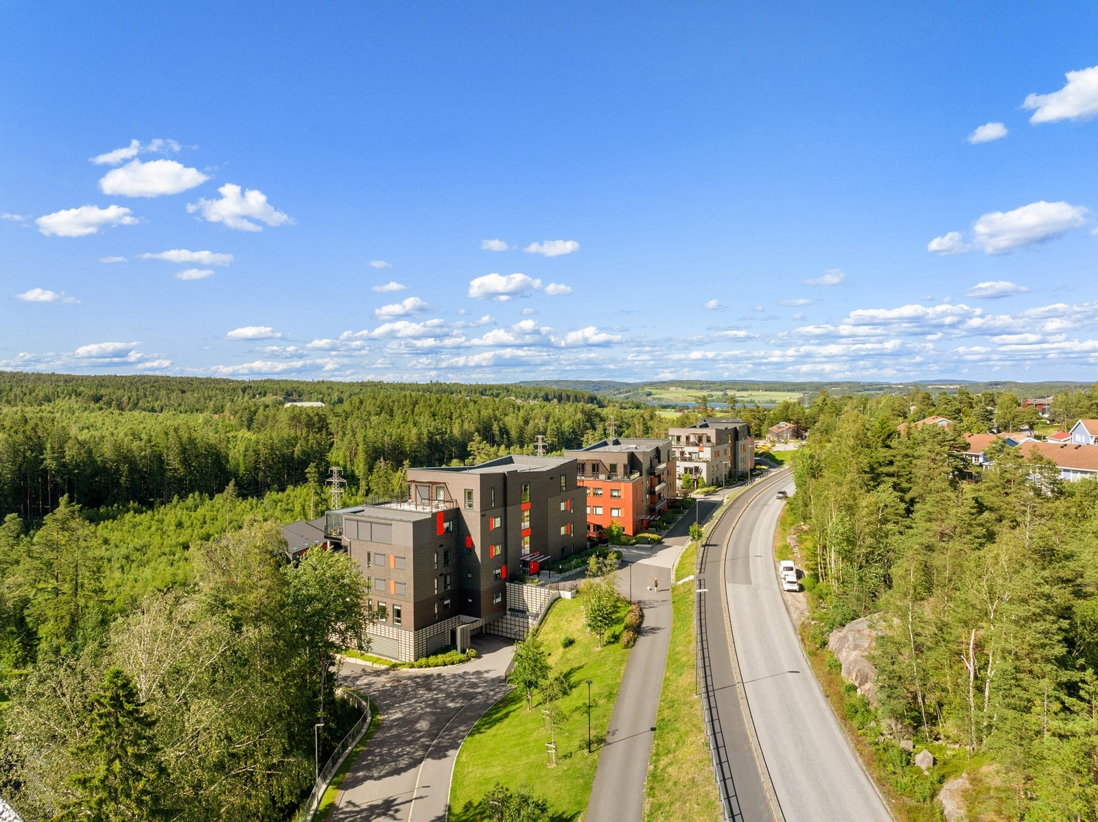 Leiligheten inngår i blokken lengst nord i sameiet. Galleribilde