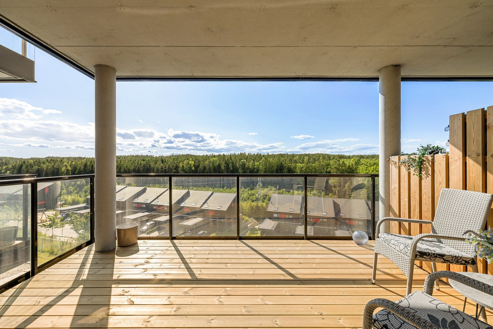 Leiligheten er gjennomgående med veranda på begge sider, denne er på over 14 kvm. og orientert i vestlig retning. Galleribilde