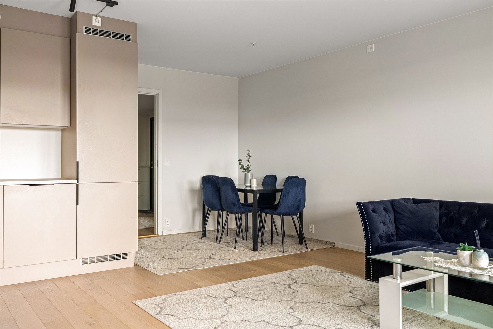 Lys én-stavs parkett er lagt i alle rom utenom badet. Stuen og kjøkkenet er til sammen på nesten 30 kvm. Galleribilde