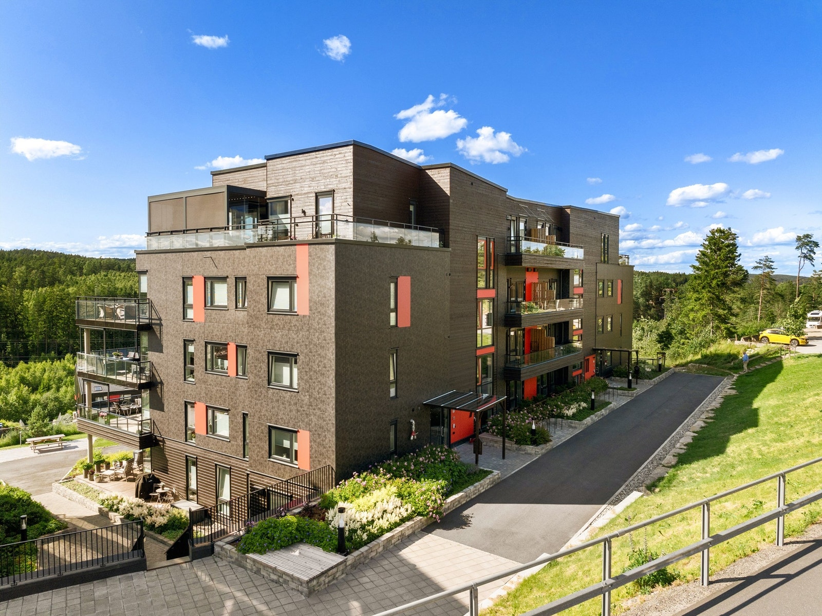 Rådalsåsen boligsameie består av i alt 96 leiligheter og én næringsseksjon (garasjeanlegget). Galleribilde