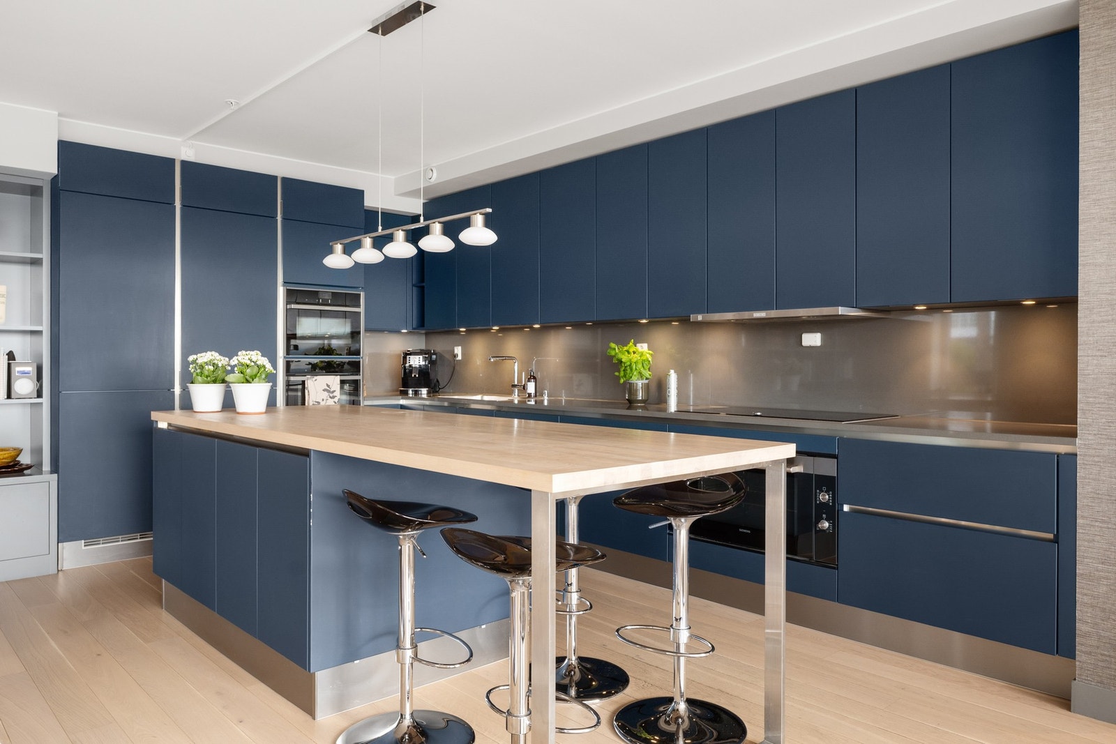 Påkostet takhøy kjøkkeninnredning fra Mobalpa. Benkeplater i kompositt Galleribilde