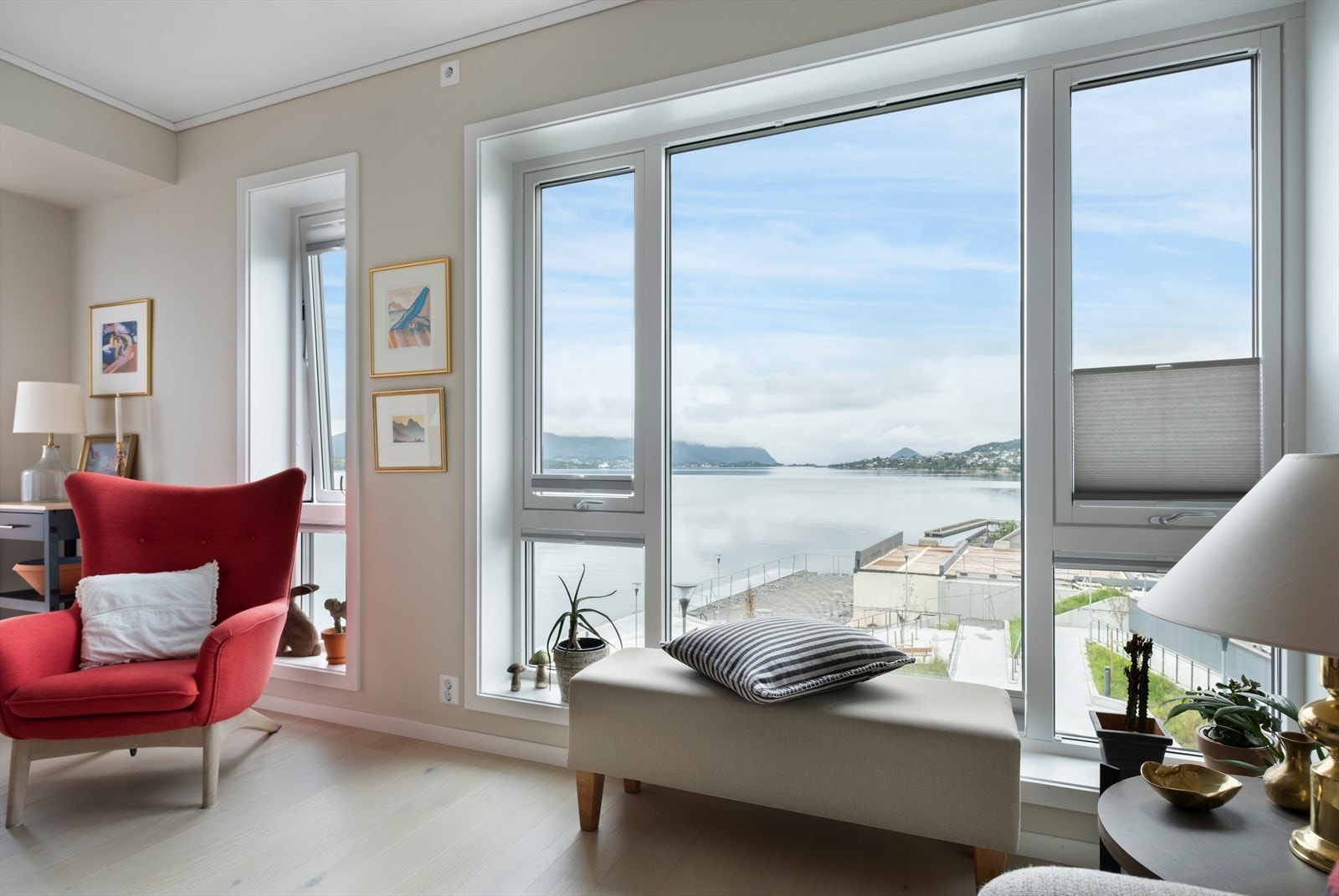 Fra stua kan du nyte nydelig utsikt mot Borgundfjorden Galleribilde