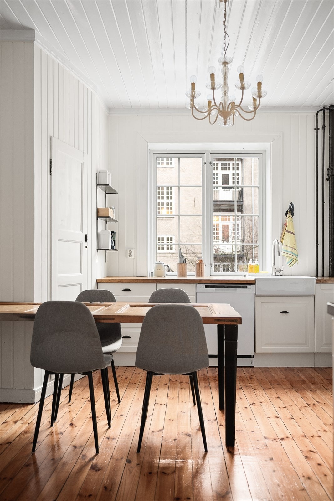 Lyst spisekjøkken med god plass til spisebord og tilhørende møblement. Galleribilde