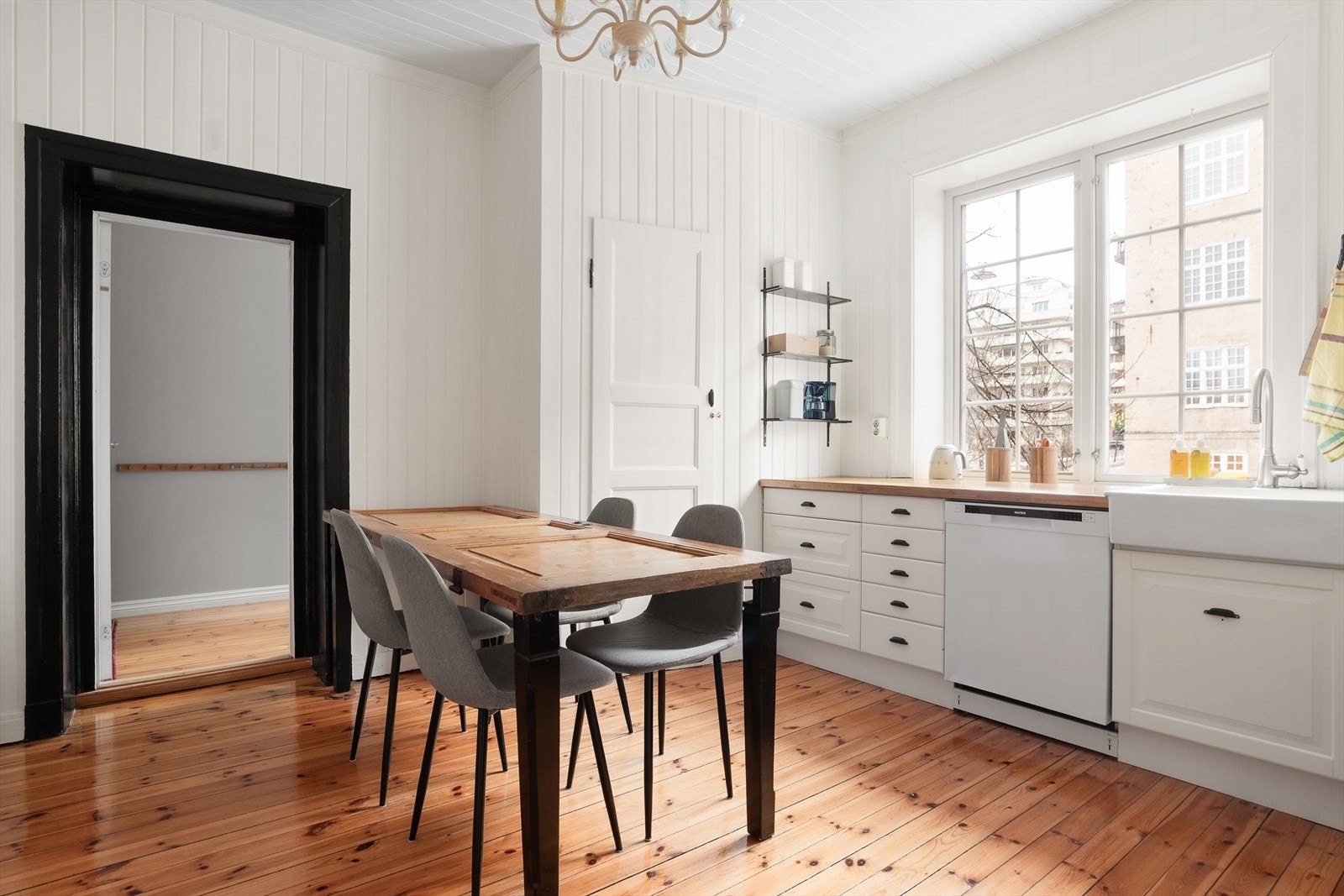 Tilpasset komfyr og oppvaskmaskin. Plassbygd spiskammers med hylleløsning. Galleribilde