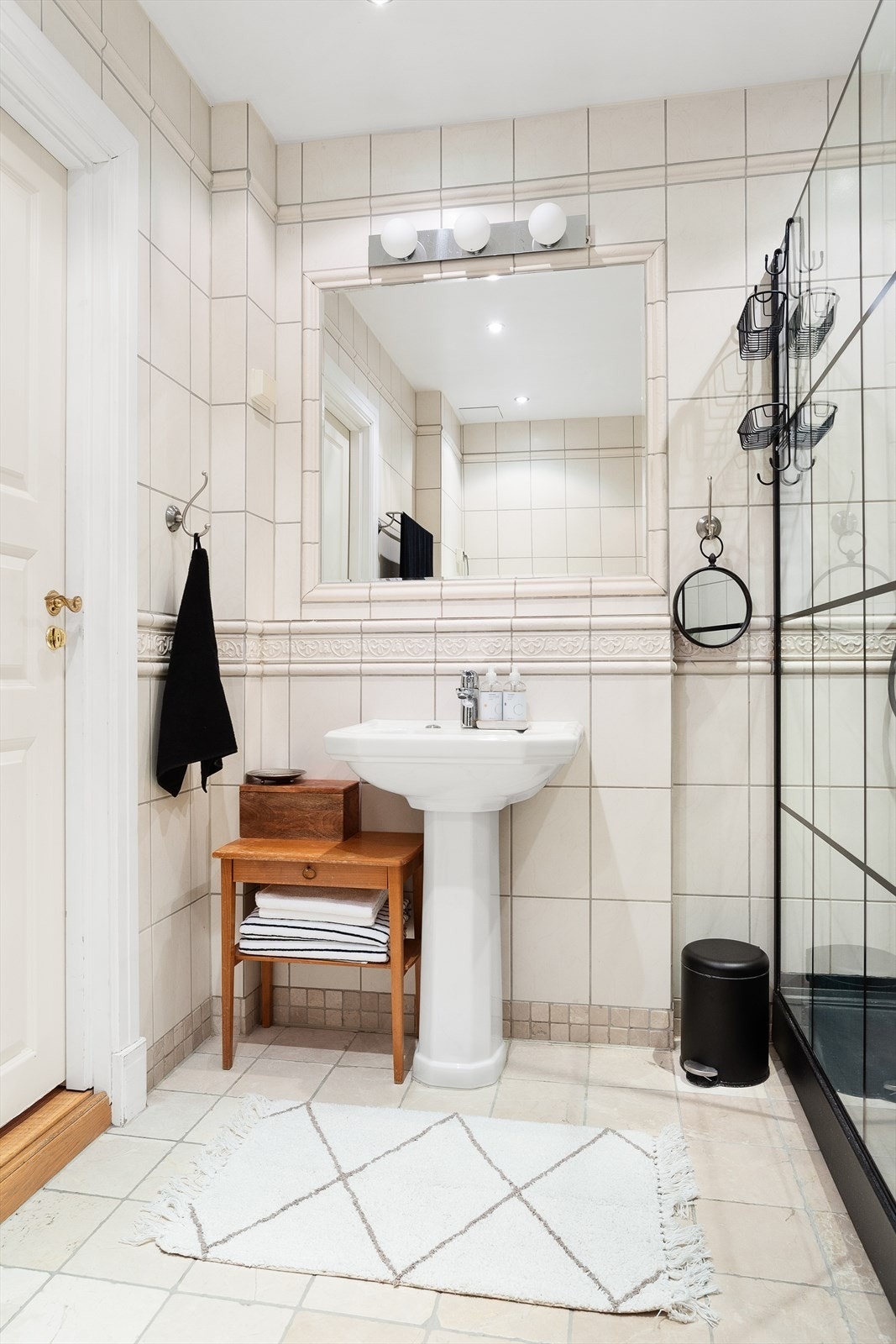 Søyleservant og speil i flis over servant. Flislagt gulv med varmekabler. Galleribilde