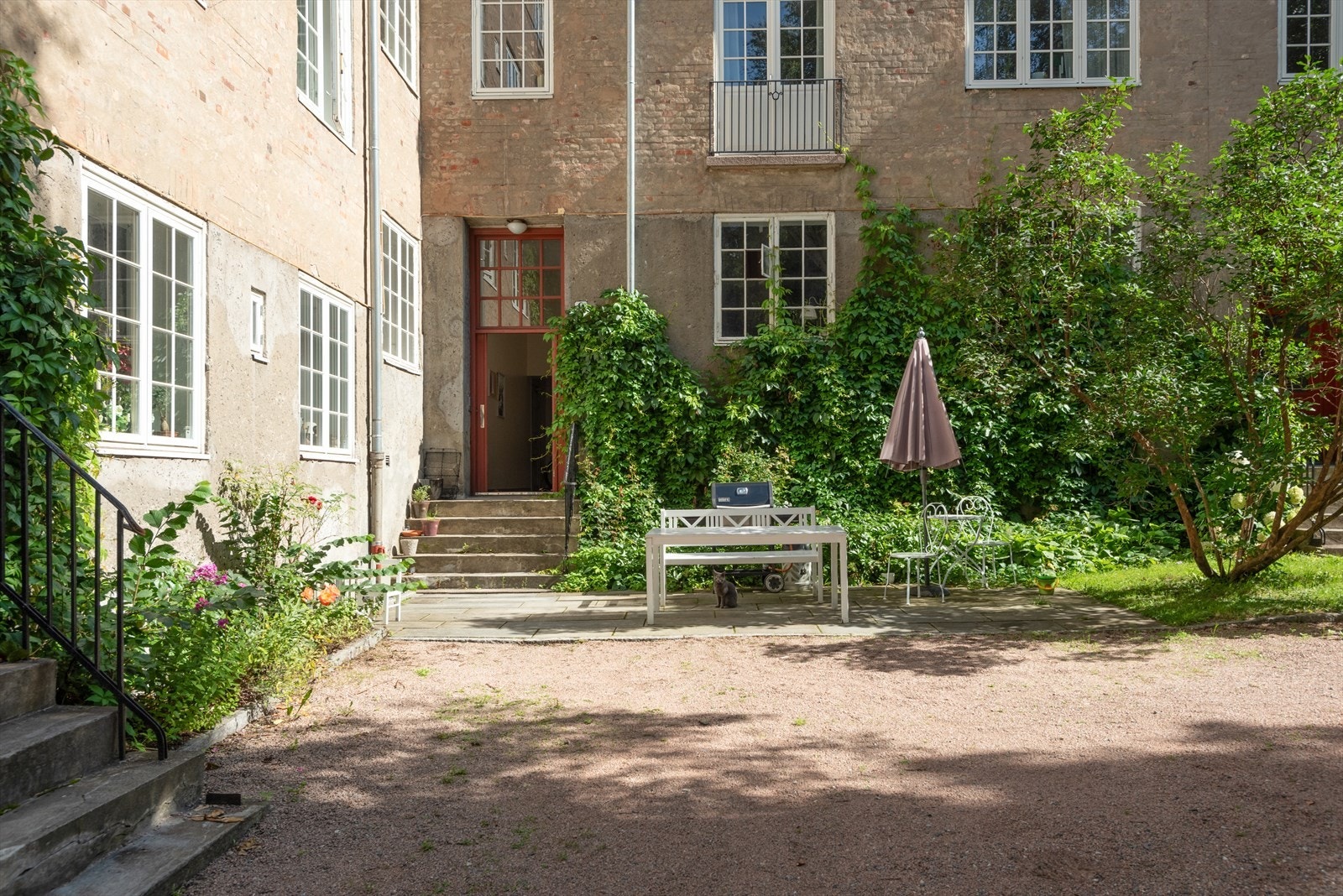 Sommerbilder av bakgård Galleribilde